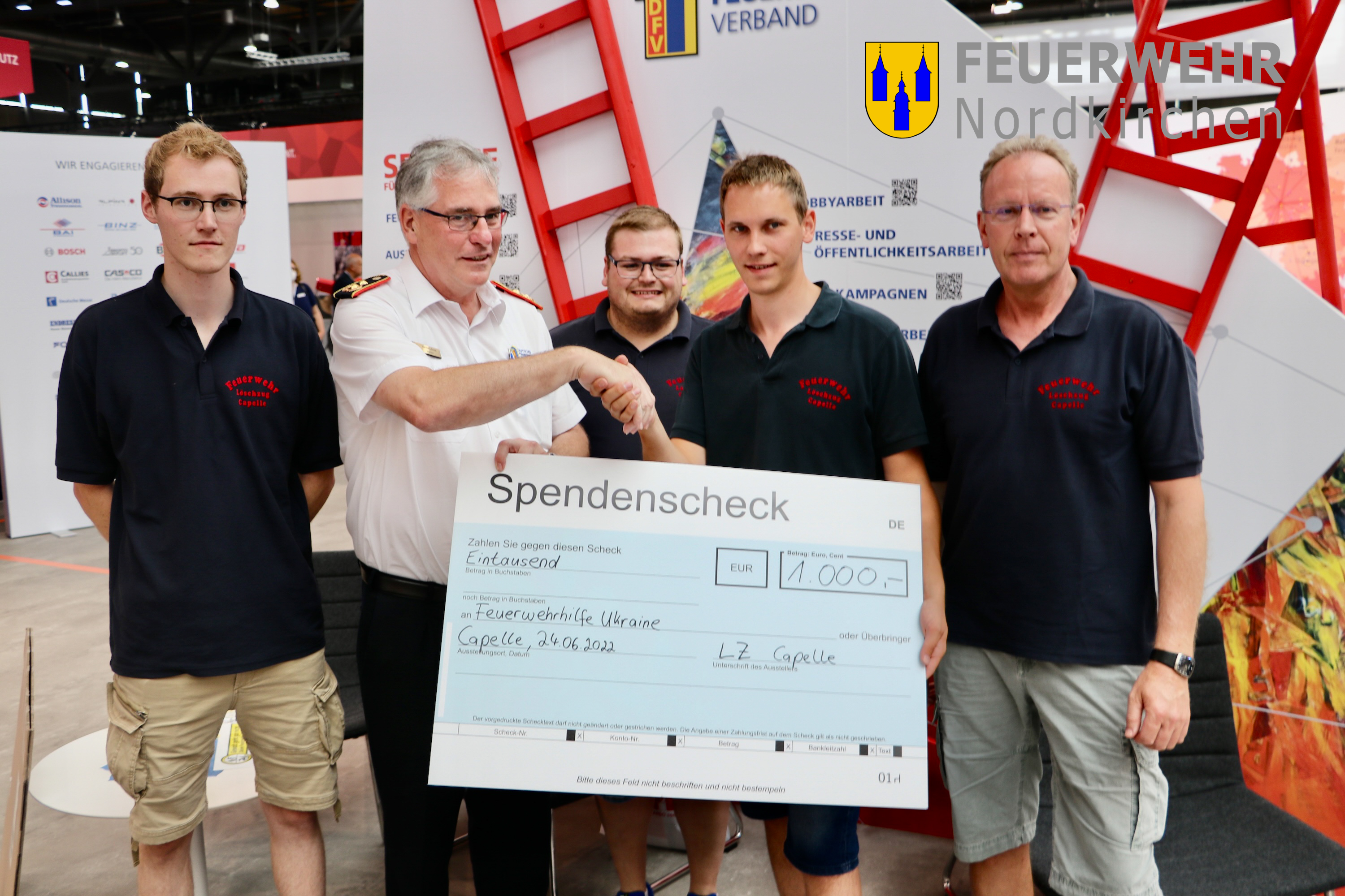Spendenübergabe auf der Interschutz