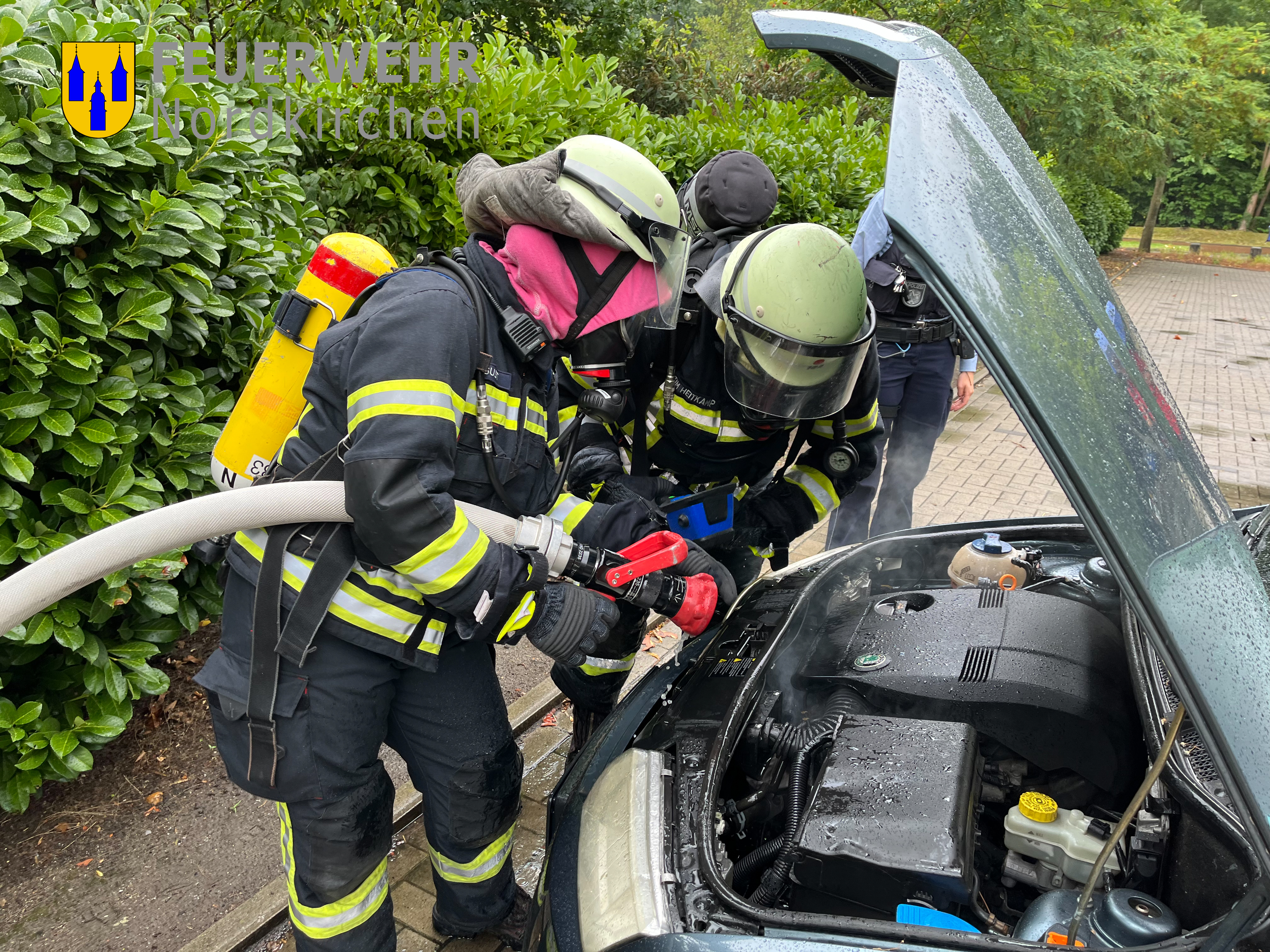 Pkw-Brand auf Parkplatz