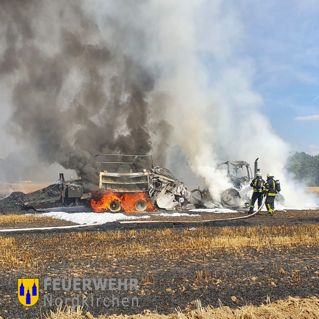 Traktorgespann in Vollbrand