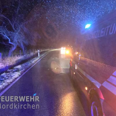Feuerwehrfahrzeug, Regen, Blaulicht,